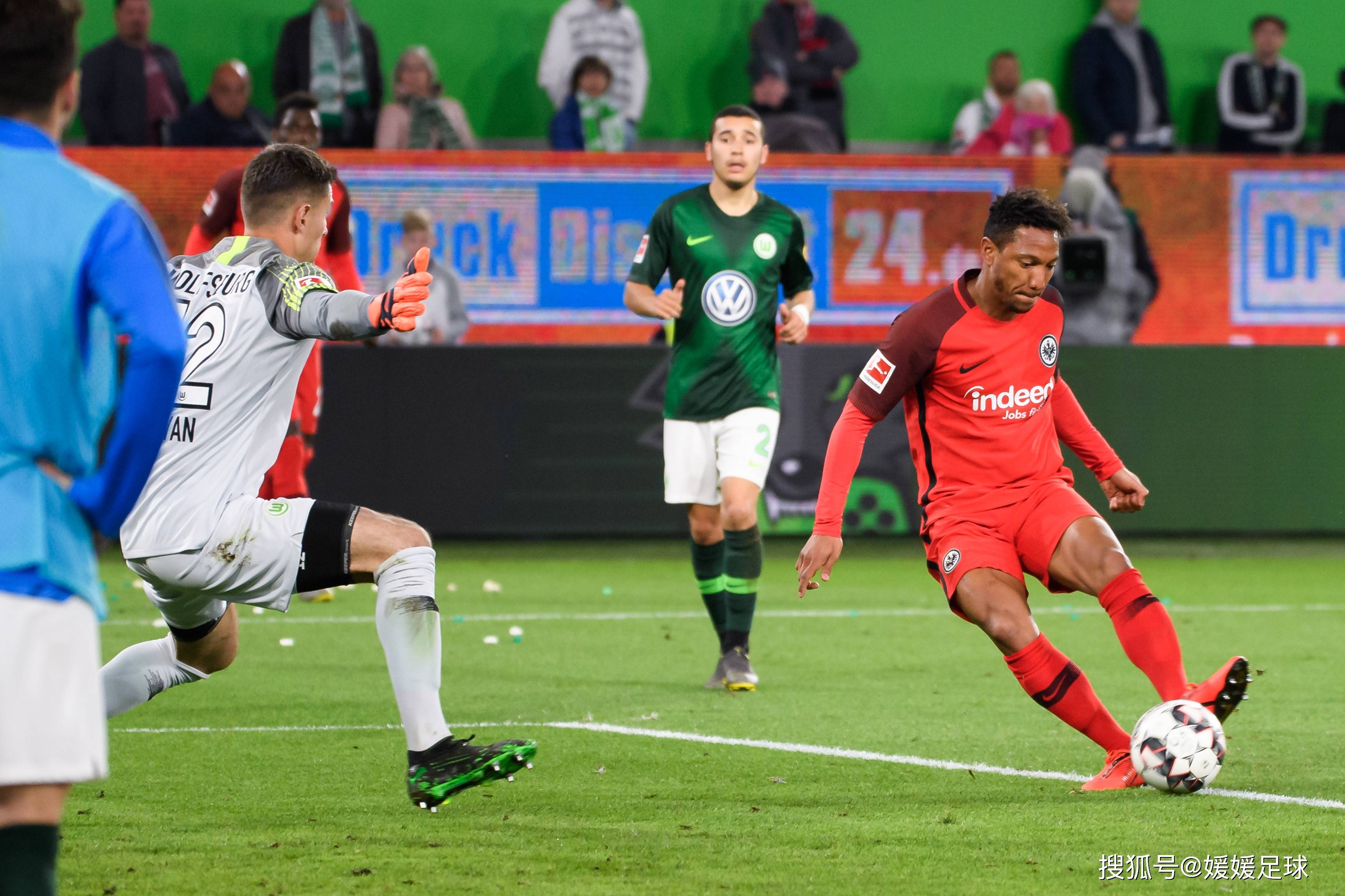 队伍在重要足球比赛中展现出统治力