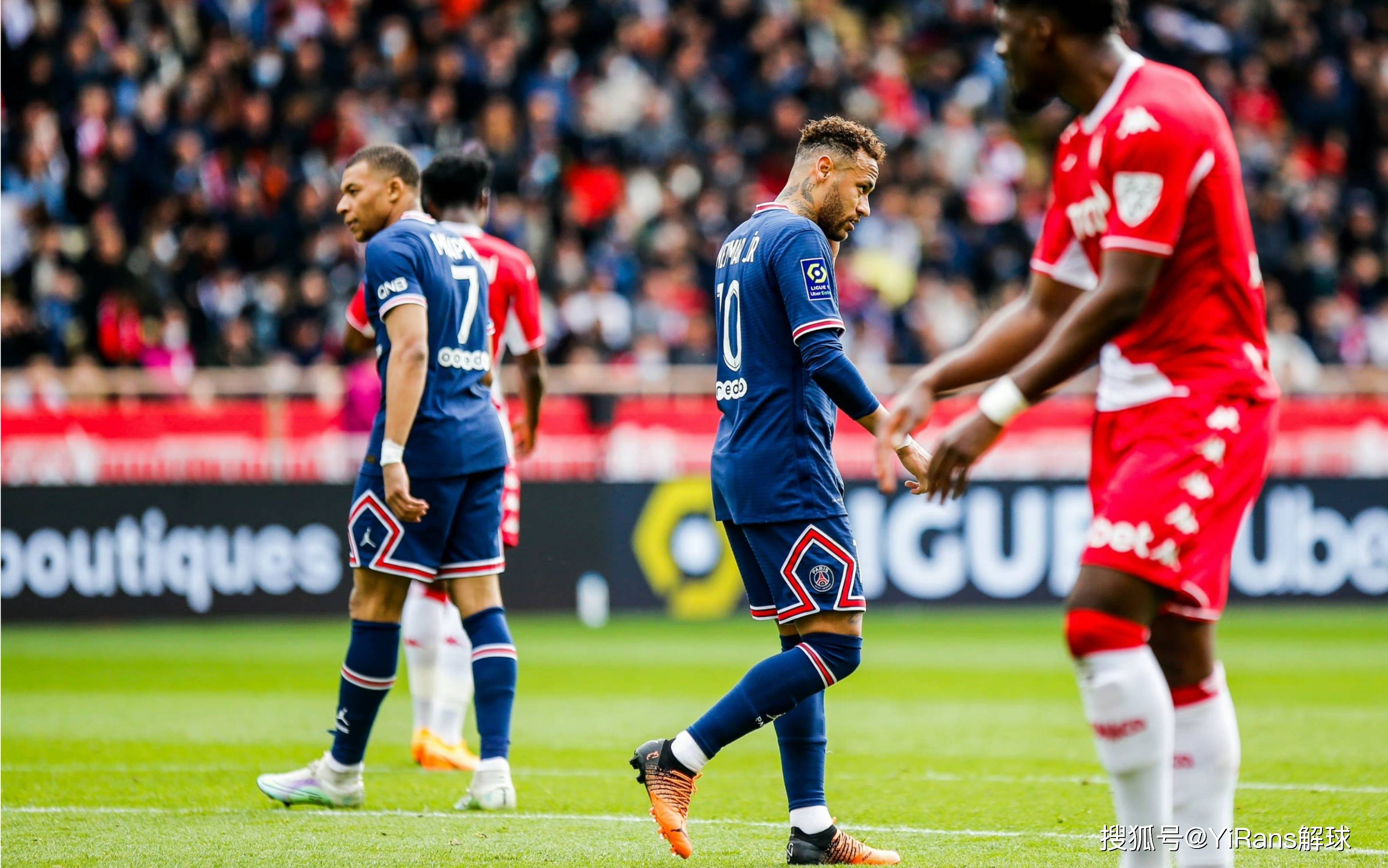 巴黎圣日耳曼击败那不勒斯，法甲联赛表现抢眼