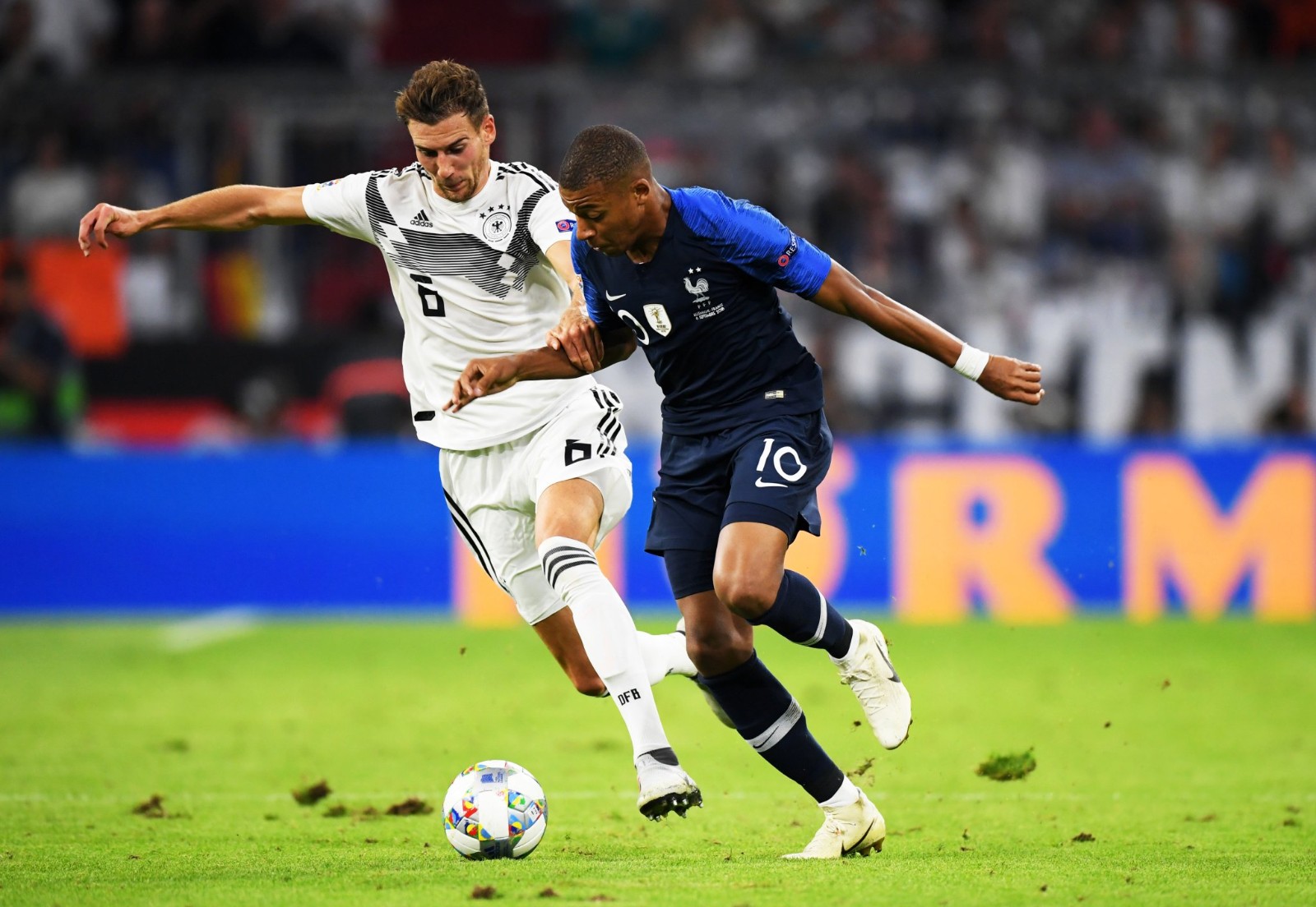 关于荷兰足球联赛揭幕战点燃激情，观众热情高涨的信息