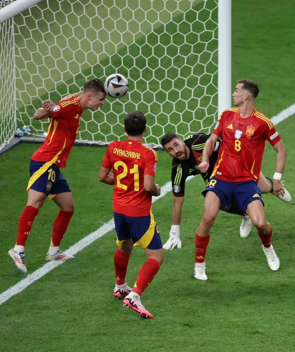 包含英格兰足球队斩获胜利在国际比赛中表现出色的词条