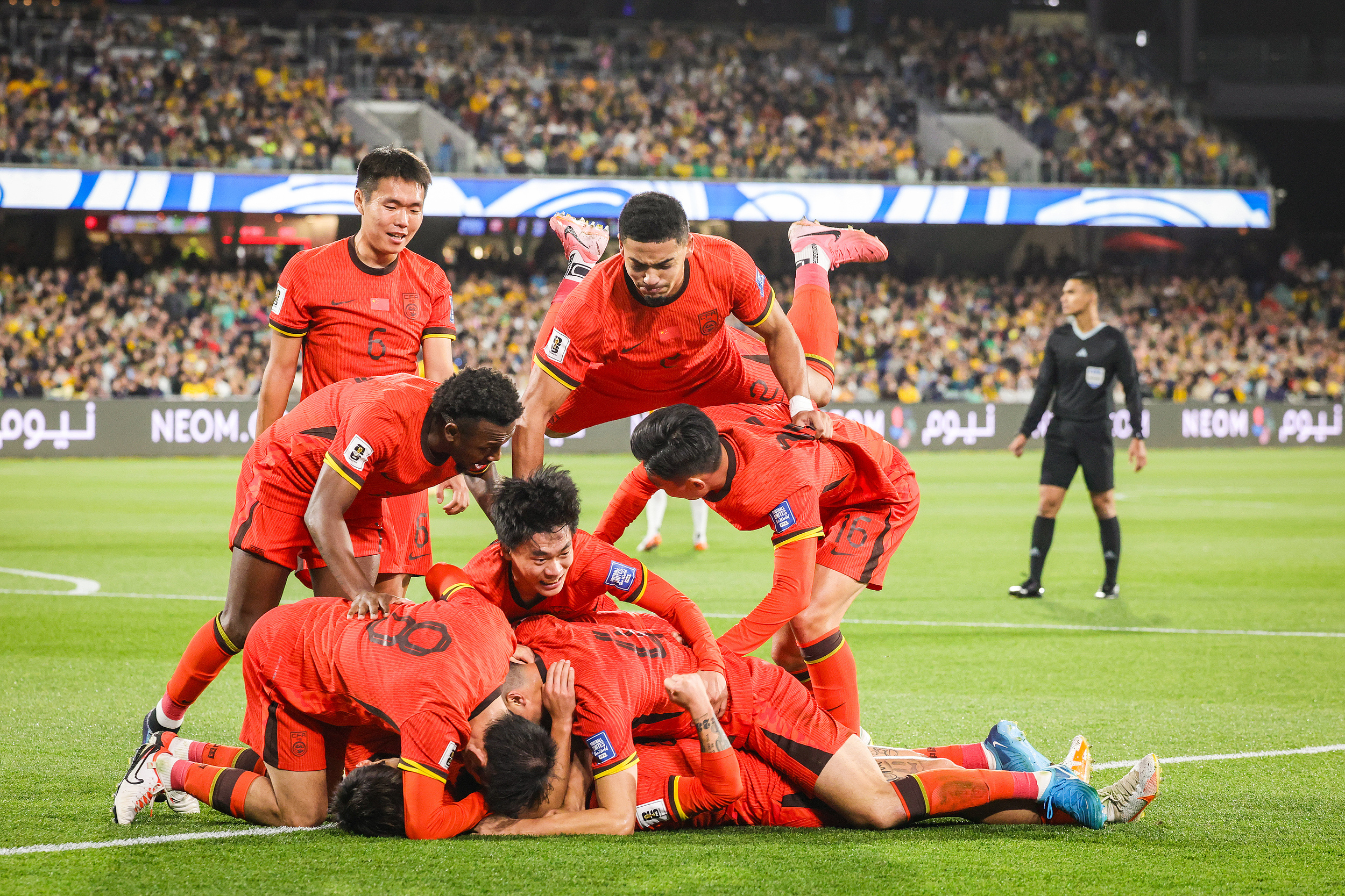 包含欧预赛激烈对决：两支势均力敌球队鏖战数小时的词条