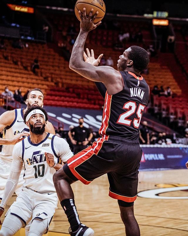 包含爵士队战术调整得当，逐渐进入正轨的词条