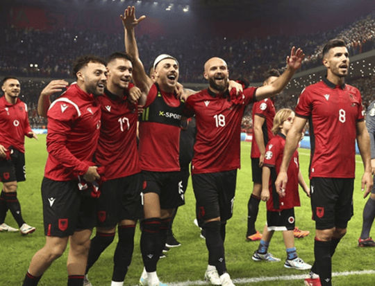 巴西逆转墨西哥，阿尔巴高光表现