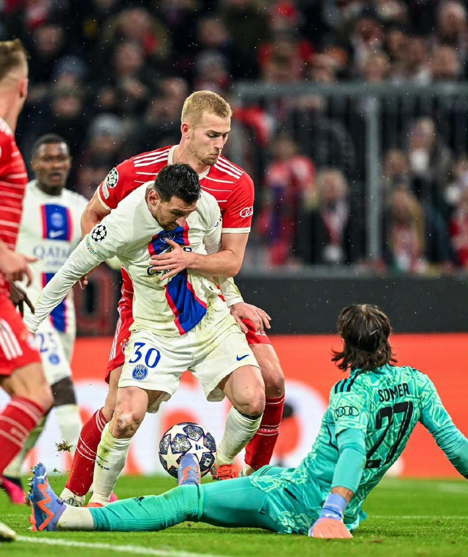 拜仁翻盘巴萨，格纳布里带队取胜