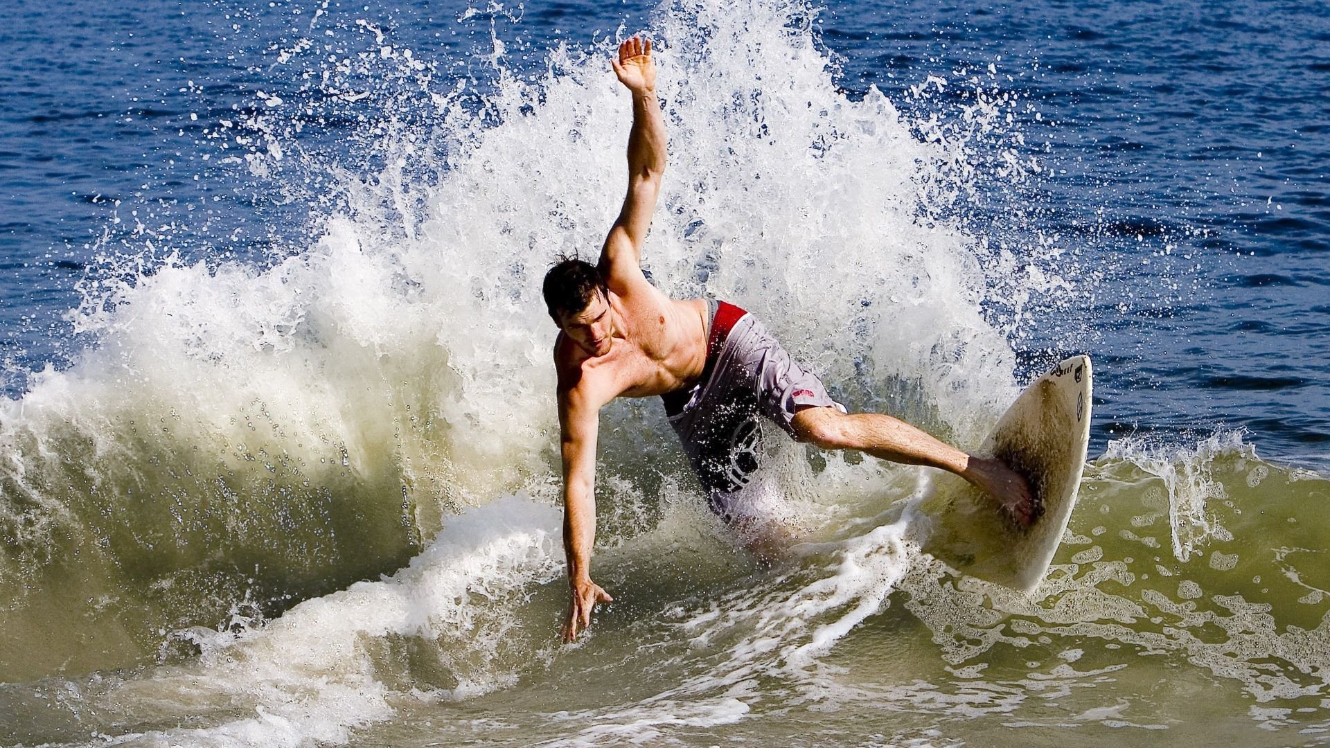 哈利伯顿关键先生本色尽显,灰熊强压火箭展露季后赛獠牙