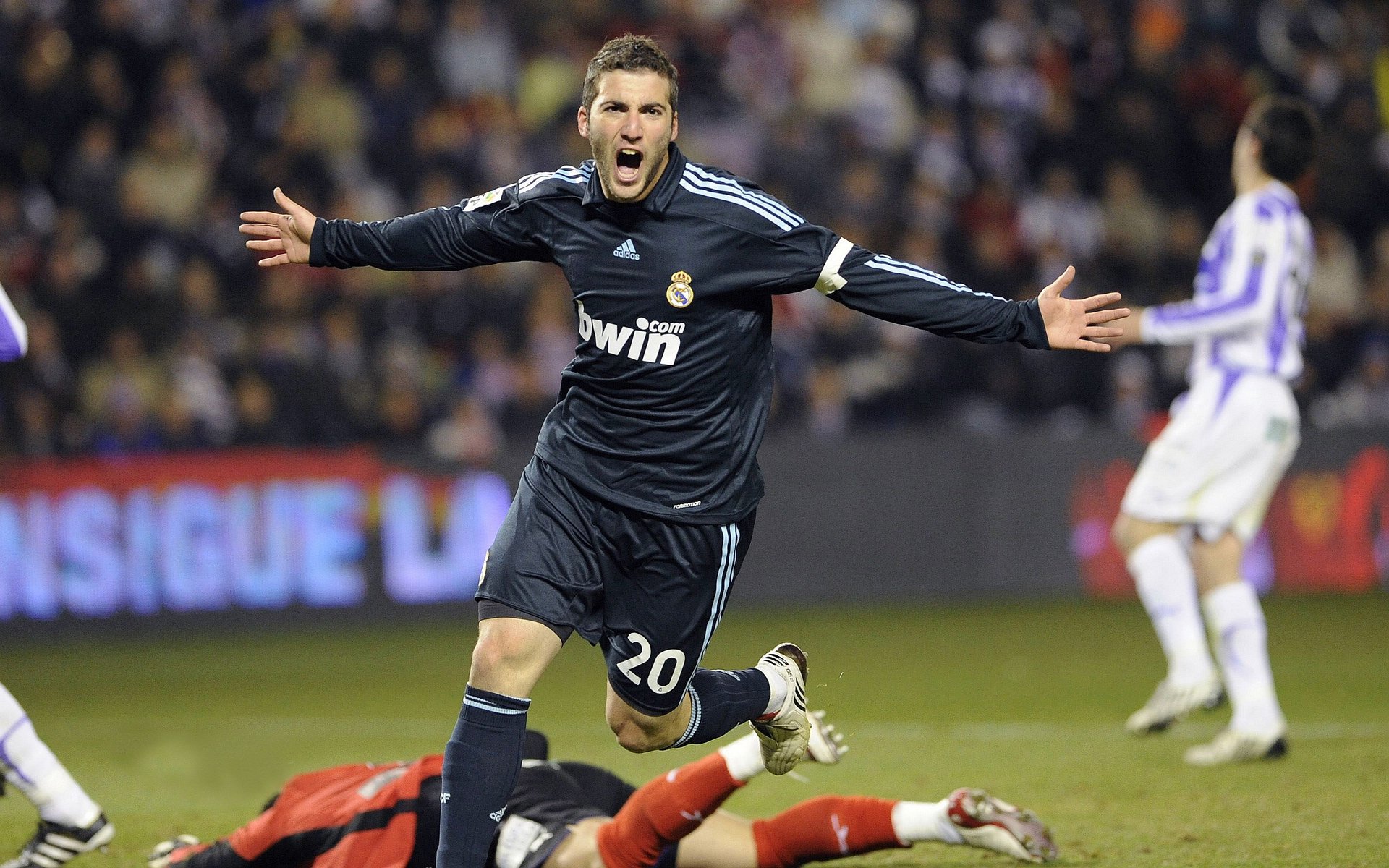 红黑奇迹与埃及之光,AC米兰翻盘中国行与萨拉赫的东方闪耀